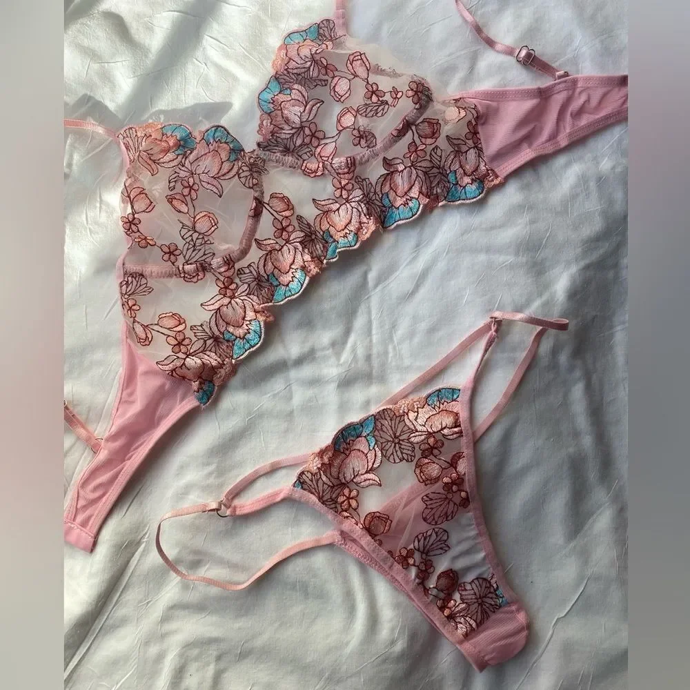 new, 2 piece bra and thong set made of thin tulle and embroidery